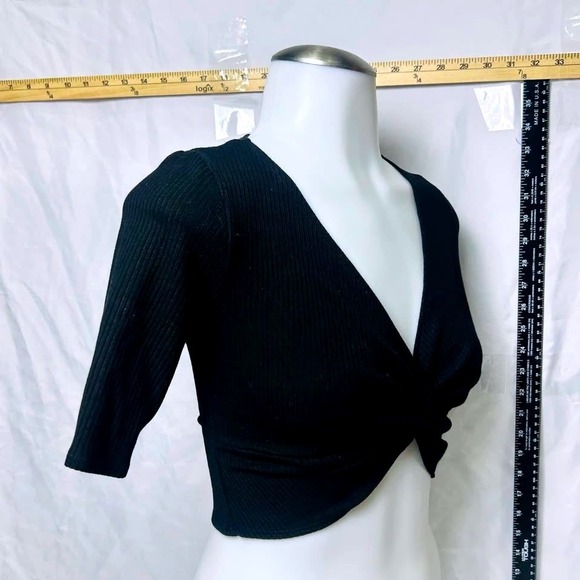 Reformation ~ Black Ribbed ~ Twist Front V-Neck Crop Top ~ Short Sleeve ~ XS NWT - Picture 9 of 10